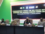 Bupati Lumajang Berikan Penghargaan Kepada Biddokkes Polda Jatim Sebagai DVI Commander Ops DVI Bencana APG Gunung Semeru