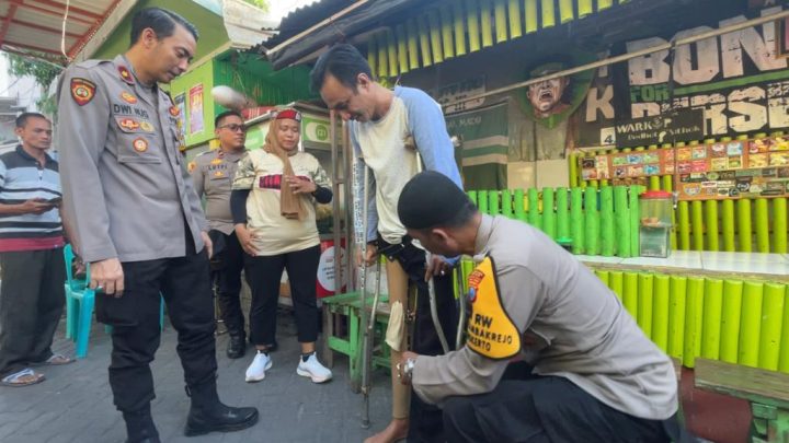Polisi RW di Surabaya Hadir Beri Solusi, Penjual Kopi Bisa Berjalan Lagi