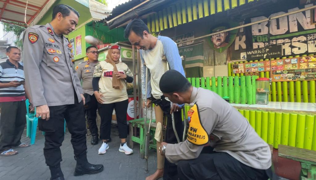Polisi RW di Surabaya Hadir Beri Solusi, Penjual Kopi Bisa Berjalan Lagi