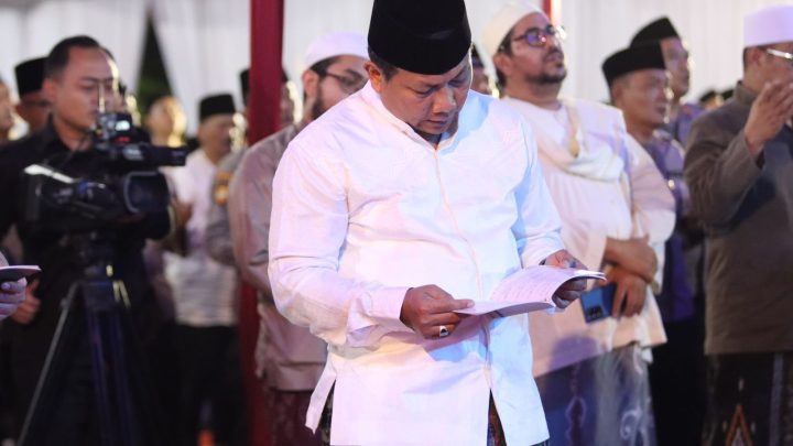Jelang Hari Bhayangkara ke-77, Kapolda Jatim Bersama Ribuan Jamaah Khidmat Ikuti Majelis Sholawat di Malang