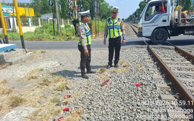 Polisi Tolong Pengendara Scoopy Usai Laka dengan KA Pandalungan di Sukodadi