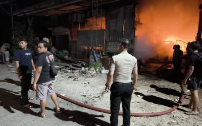 Respon Cepat Laporan 110, Polres Lamongan Bantu Tangani Kebakaran Gudang di Sukodadi