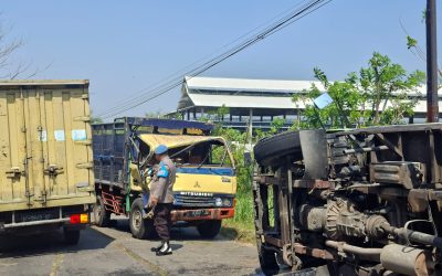 Personel Polsek Solokuro bersama Unit Gakkum Satlantas Polres Lamongan Gerak Cepat Tangani Laka Lantas