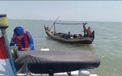 Quick Response Satpolairud Polres Lamongan Bantu Kapal Nelayan Kehabisan BBM di Perairan Paciran