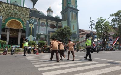 Srikandi Care, Polwan Polres Lamongan Hadir Berikan Rasa Aman Bagi Jamaah Sholat Jum’at