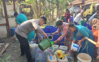 Polres Bojonegoro Distribusikan 8.000 Liter Air Bersih untuk Warga Ngambon