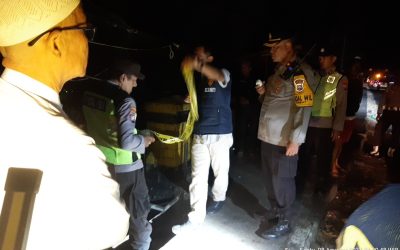 Kebakaran Bangunan Semi Permanen Dibawah dan Atas Jembatan Babat-Widang, Polres Lamongan Bantu Evakuasi dan Urai Kemacetan