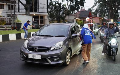 Polresta Malang Kota dan Aremania Bagikan 39 Mawar, Tebar Pesan Damai Jelang HUT Arema FC
