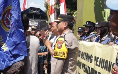 Polres Lamongan Berikan Pelayanan Humanis Dalam Pengamanan Aksi Penyampaian Pendapat Di Desa Brengkok
