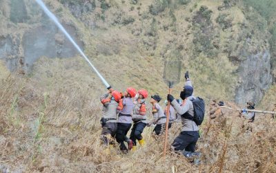 Polres Probolinggo dan Tim Gabungan Jinakkan Titik Api di Kawasan JLKT Bromo