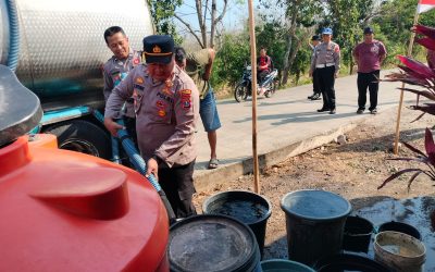 Polres Ponorogo Hadir Bawa Harapan Saat Kemarau Panjang, Salurkan 16 Ribu Liter Air Bersih untuk Warga Karangpatihan