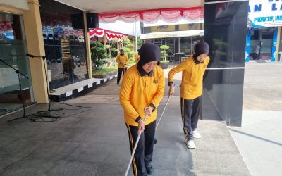 Jelang HUT Polwan ke-78, Polwan Polres Lamongan Turun Tangan Bersihkan Mako