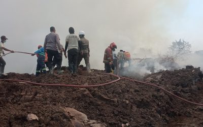 Kebakaran Tumpukan Blotong Di Perusahaan Ngimbang Berhasil Dipadamkan, Polres Lamongan Imbau Waspadai Cuaca Panas