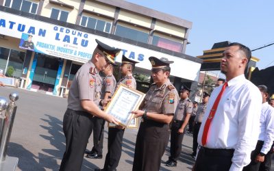 29 Personel Dan 3 Polsek Terima Penghargaan Kapolres Lamongan Atas Prestasi Dan Dedikasi